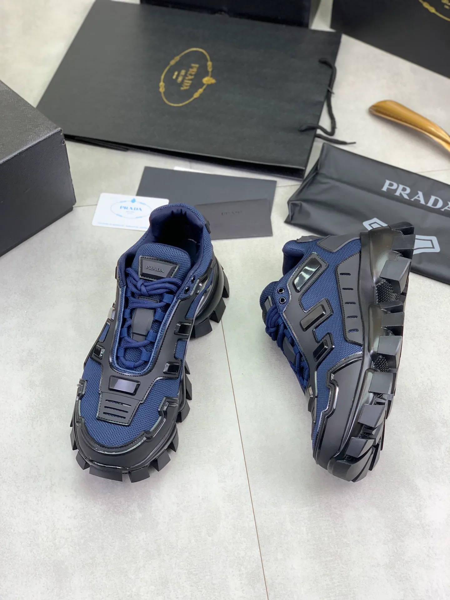 Factory price P660 top version PRADA Dark Punk Martin Rock Tank Mecha Hardcore Fighting Shoes ☑️ A century-old brand, the unique hardcore design has entered the public eye. The tank element is used as the sole design, subverting conventions, breaking the monotony and dullness, lighting up the overall shape, attracting attention, and achieving a meaningless appearance. With its hard-core styling and metal accessories full of design, it unleashes an unruly punk spirit, interprets a unique and iconic style, and demonstrates the leadership level of its pioneer originator in the field of thick-soled shoes. It is the nirvana darling of major fashion weeks. 📣📣The ultra-light foam outsole solves the problem of bulkiness and is suitable for those who know the difference. ✅Fabric: Original splicing design and production ✅Inner: Original lining➕Cow leather insole. ✅Original foam combination outsole with 8cm heel height and super light weight. ✅Code number: Female 35-39 (40 is customized and non-refundable) Male 39-45 (46 and 47 are customized and non-refundable) Full package at the counter